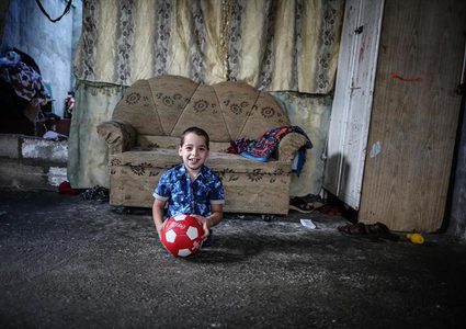 ولدوا بانصاف أجساد ...لكنهم يضحكون