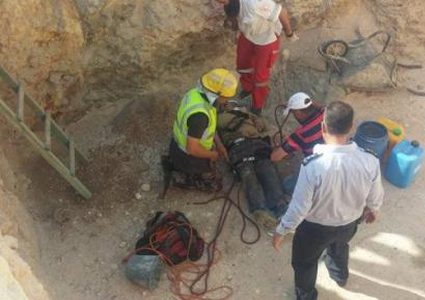 إصابة مواطن سقط في بئر قيد الإنشاء