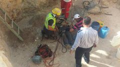 إصابة مواطن سقط في بئر قيد الإنشاء