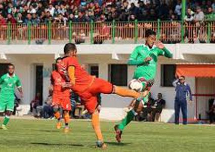 الصداقة على موعد مع التاريخ أمام الشاطئ