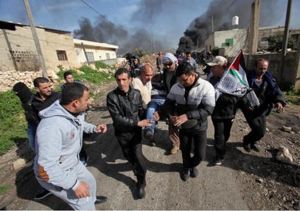 إصابة أربعة مواطنين بمسيرة كفر قدوم السلمية