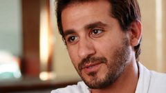 أحمد حلمي يرقص على المسرح! (فيديو)