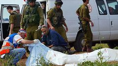 مقتل اسرائيلي طعنا بالسكين وإصابة اثنين اخرين