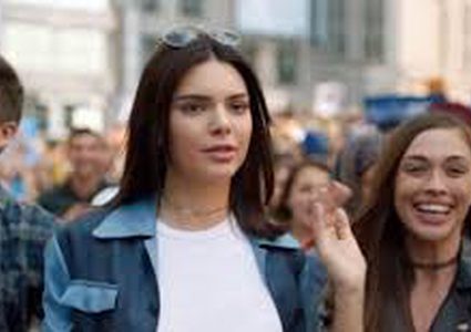 توقيف إعلان بيبسي وكيندال جينير