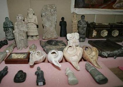 ضبط 300 قطعة أثرية في الخليل