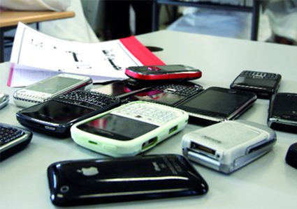 سرقة 80 جهاز محمول و500 بطاقة شحن