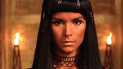 حسناء جزائرية تشارك توم كروز بطولة فيلمه الجديد