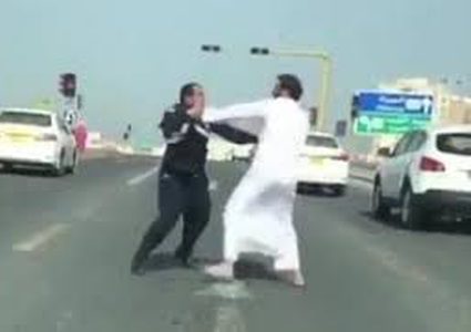 عراك بين مواطن كويتي وشرطي لدفاعه عن وافد آسيوي