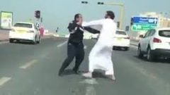 عراك بين مواطن كويتي وشرطي لدفاعه عن وافد آسيوي