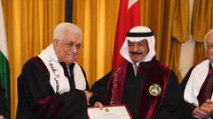 الرئيس عباس يمنح رئيس الوزراء البحريني الدكتوراه الفخرية