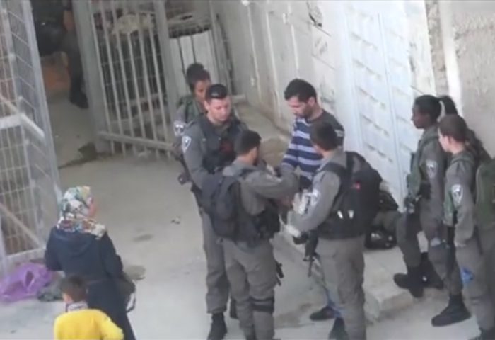 مؤثر: فلسطيني يودع أبنائه قبل اعتقاله "فيديو"