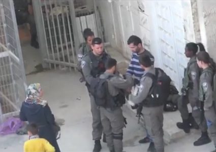 مؤثر: فلسطيني يودع أبنائه قبل اعتقاله "فيديو"