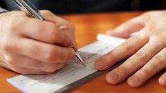 الشيكات "الراجعة"..  تعصف بالسوق المحلية وإجراءات مرتقبة