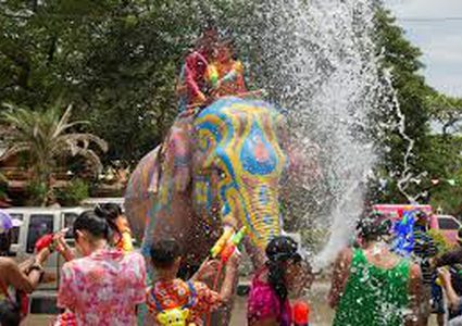 مهرجان سونجكران وفيلة ملونة ترش المحتفلين بالماء