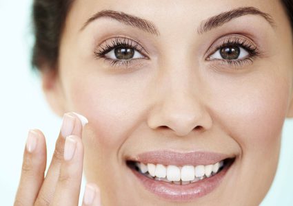 لصاحبات البشرة الحساسة ابتعدي عن هذه العادات