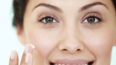 لصاحبات البشرة الحساسة ابتعدي عن هذه العادات