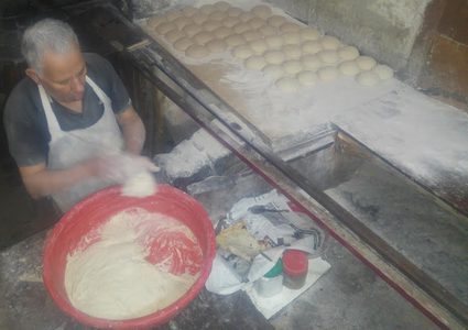 حي السيباط .. خبز يتجاوز عمره 260 عاما