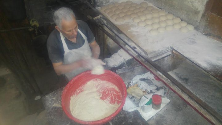 حي السيباط .. خبز يتجاوز عمره 260 عاما