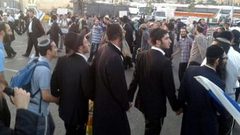 مئات المتدينين اليهود يتظاهرون امام سجن هداريم