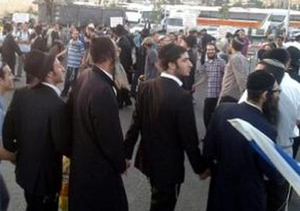 مئات المتدينين اليهود يتظاهرون امام سجن هداريم