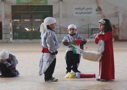 أطفال غزة .. أحلام تسقط على قارعة الطريق