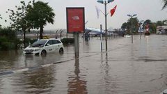 السيول تغلق طريق إيلات