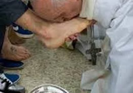 بابا الفاتيكان يغسل أرجل 12 سجين ويقبلها