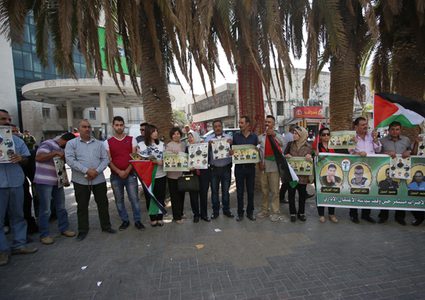 أداء صلاة الجمعة بوسط نابلس تضامناً مع الأسرى