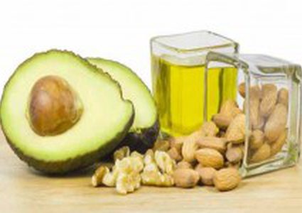 عليك بزيت الزيتون والمكسرات والأفوكادو لعمرٍ طويل