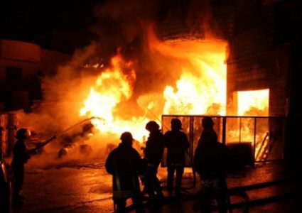 حريق هائل في في مصنع بالخليل