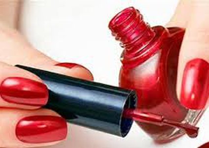 هذا ما يحدث لجسمك بعد وضع طلاء الاظافر