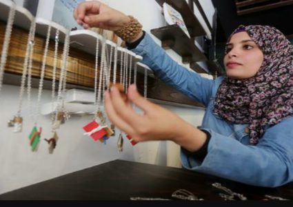 الشابة وسام .. استثمار الموهبة بأقل التكاليف صور)