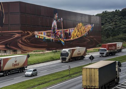 فنان برازيلي ينجز أكبر جدارية بالعالم