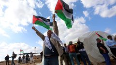 محتجون يغلقون شارعا بالأغوار للمطالبة بتعبيده