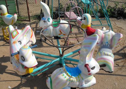 وفاة طفل سقط عن لعبة بمتنزه الباذان