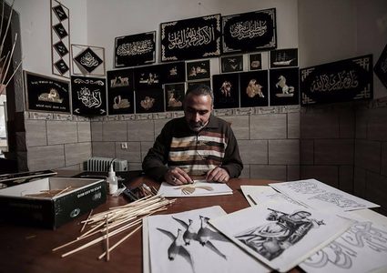 "عابد" ينسج لوحات مرسومة بأعواد قمح ذهبي