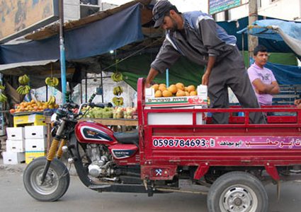 في غزة " التكاتك" مهنة النقليات لخريجي الجامعات
