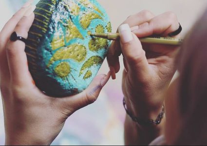 فلسطينية تحول صمت الحجارة الى لوحات فنية ناطقة