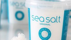 ملح البحر علاج طبيعي لأظافركِ المتعبة