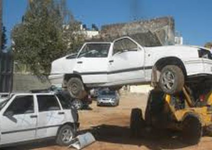 الشرطة تتلف مركبات غير قانونية
