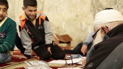 خطاط فلسطيني يجد متعته بالمصلى المرواني