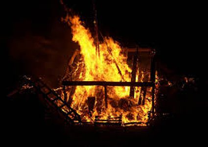 مختل يحرق مسجداً بالمصليين في الجزائر