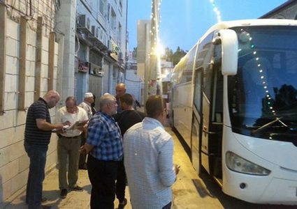 أهالي أسرى يزورون أبنائهم على نفقتهم الخاصة