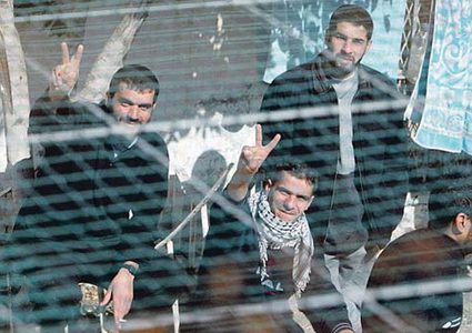 منظمة حقوقية تحذر من التغذية القسرية للأسرى