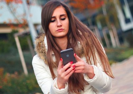 مخاطر الهاتف وتأثيرها على الرقبة