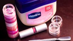 لماذا عليك إضافة الفازلين إلى أدوات ماكياجك؟