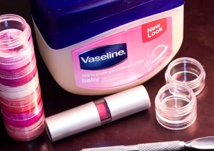 لماذا عليك إضافة الفازلين إلى أدوات ماكياجك؟