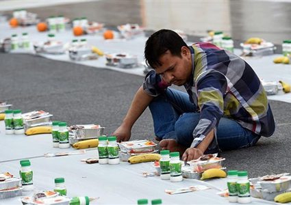 "تغريدة" توفر مئات الوجبات وكروت الشحن