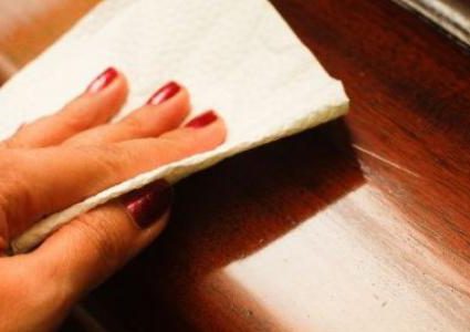 المايونيز للتخلص من بقع أسطح الخشب