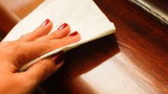 المايونيز للتخلص من بقع أسطح الخشب